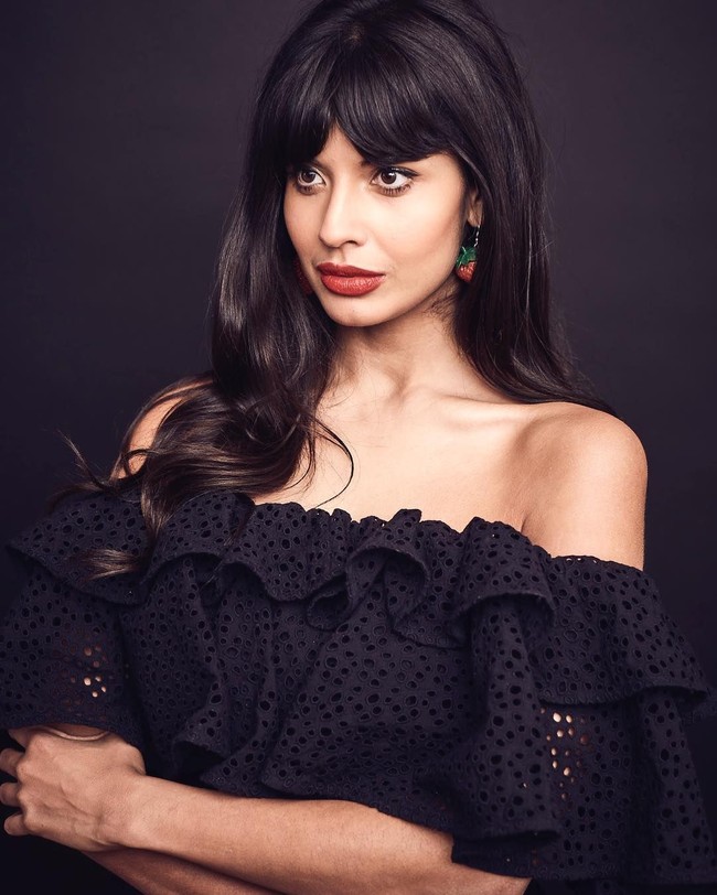 Artis keturunan Pakistan Jameela Jamil jadi kontroversi setelah menyebut Karl Lagerfeld orang yang kejam dan fatphobic atau benci dengan wanita gemuk. Pernyataan Jameela itu jadi kontroversi karena sang desainer baru saja meninggal pada Selasa (19/2/2018) di Paris, Prancis. Foto: nstagram (@jameelajamilofficial)