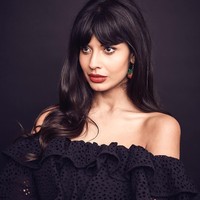 Artis keturunan Pakistan Jameela Jamil jadi kontroversi setelah menyebut Karl Lagerfeld orang yang kejam dan fatphobic atau benci dengan wanita gemuk. Pernyataan Jameela itu jadi kontroversi karena sang desainer baru saja meninggal pada Selasa (19/2/2018) di Paris, Prancis. Foto: nstagram (@jameelajamilofficial)