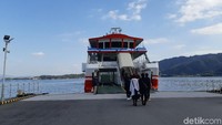 Harga tiket ferry JPY 180 atau sekitar Rp 22.869 per orang. Selama 10 menit perjalanan, wisatawan akan terpesona pemandangan gerbang Torii raksasa di tengah lautan. (Bonauli/detikTravel)