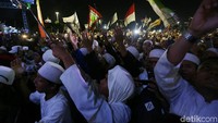Mayoritas peserta Munajat 212 mengenakan pakaian warna putih. Sebagian dari mereka juga membawa bendera.