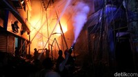 Kebakaran terjadi pada Rabu (20/2) waktu setempat. REUTERS/Mohammad Ponir Hossain.