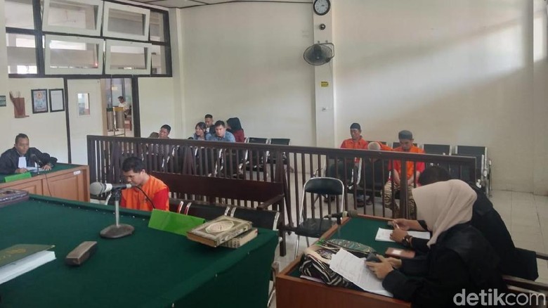 Jadi Bandar 2 Kg Sabu, Pecatan Polisi di Sumsel Jalani Sidang Perdana Jadi Bandar 2 Kg Sabu, Pecatan Polisi di Sumsel Jalani Sidang Perdana