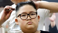 To Gia Huy (9) memotong rambut seperti gaya rambut pemimpin Korea Utara (Korut) Kim Jong-Un di sebuah salon di Hanoi, Vietnam 19 Februari lalu. REUTERS/Kham.