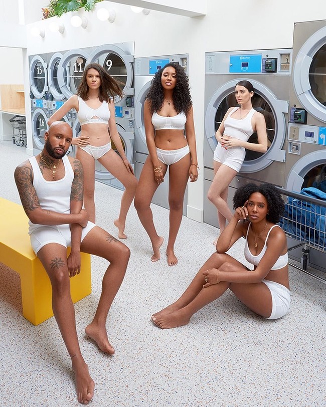 Foto bersama teman-teman dengan konsep tanggalkan semua busana untuk dicuci seperti ini sepertinya akan menyenangkan. Foto: Instagram @henson