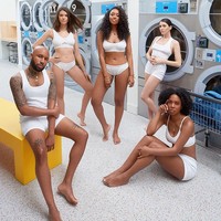 Foto bersama teman-teman dengan konsep tanggalkan semua busana untuk dicuci seperti ini sepertinya akan menyenangkan. Foto: Instagram @henson