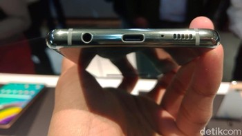 Galaxy S10 masih menyertakan port jack audio 3,5 mm. Foto: Muhamad Imron Rosyadi/detikINET