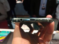 Menggenggam Samsung Galaxy S10 dan Galaxy S10+ yang Menawan