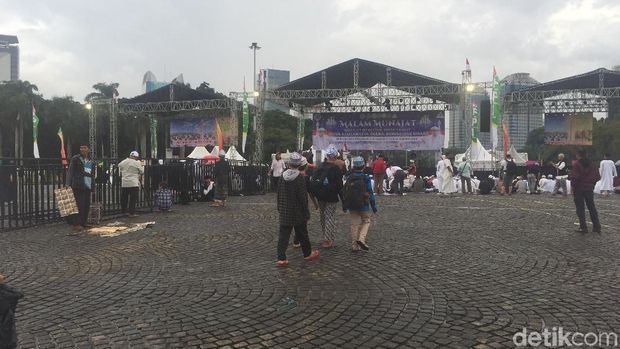 Peserta Munajat dan Zikir 212 Mulai Bekumpul di Monas
