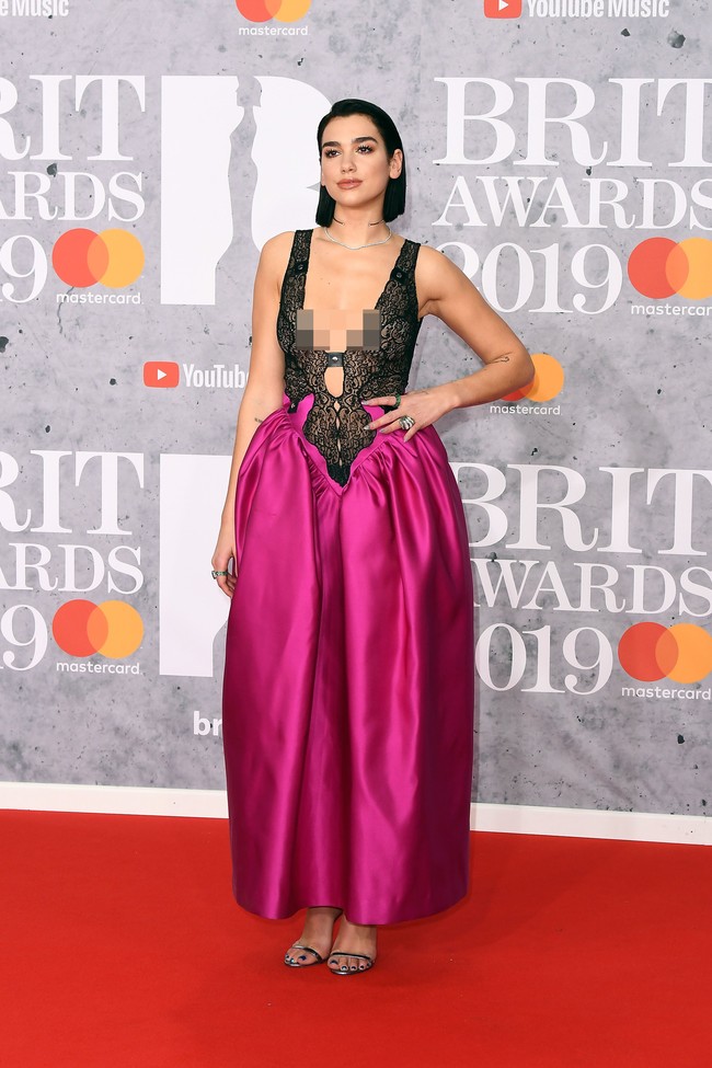 Untuk momen spesial tersebut, Dua Lipa memilih gaun rancangan desainer Inggris Christopher Kane. Gaun tersebut hadir dengan atasan berbahan transparan dan belahan dada rendah yang meninggalkan kesan seksi. Foto: Getty Images