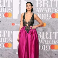 Untuk momen spesial tersebut, Dua Lipa memilih gaun rancangan desainer Inggris Christopher Kane. Gaun tersebut hadir dengan atasan berbahan transparan dan belahan dada rendah yang meninggalkan kesan seksi. Foto: Getty Images