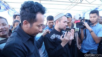 Teman Sejati! Persahabatan Denny Cagur dan Raffi Ahmad