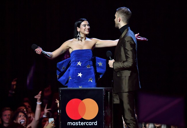 Gaun tersebut menemani penampilan Dua Lipa saat menerima penghargaan British Single of the Year untuk lagu One Kiss. Lagu tersebut merupakan kolaborasinya dengan DJ Calvin Harris. Foto: Getty Images
