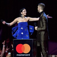 Gaun tersebut menemani penampilan Dua Lipa saat menerima penghargaan British Single of the Year untuk lagu One Kiss. Lagu tersebut merupakan kolaborasinya dengan DJ Calvin Harris. Foto: Getty Images
