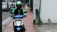 Salah satu pengendara motor pun nampak menggunakan jalur trotoar yang seharusnya untuk pengguna jalan sebagai jalur cepat mereka agar terhindar dari kemacetan.