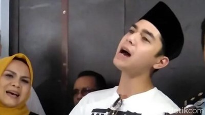 Nyanyian dan Dukungan Al Ghazali untuk Ahmad Dhani