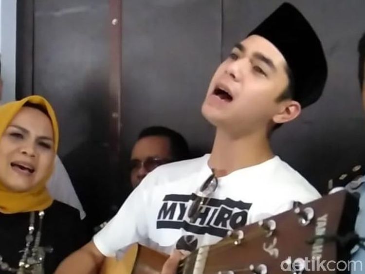 Nyanyian dan Dukungan Al Ghazali untuk Ahmad Dhani