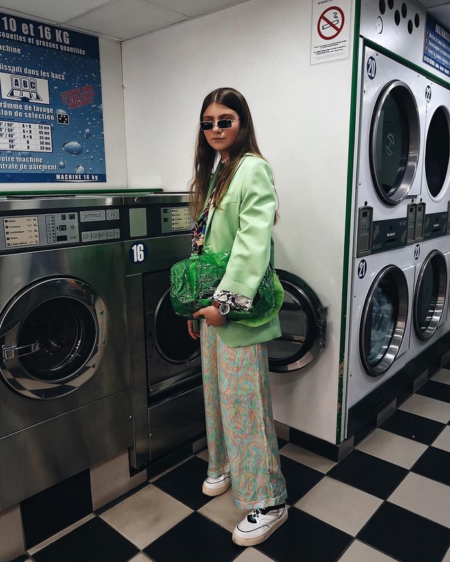 Belakangan muncul sebuah tren foto di kalangan para selebgram. Dinamakan Laundrogram, foto tersebut dilakukan dengan latar belakangan mesin cuci, khususnya di laundromat atau tempat pencuci baju. Foto: Instagram @marenschia