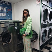 Belakangan muncul sebuah tren foto di kalangan para selebgram. Dinamakan Laundrogram, foto tersebut dilakukan dengan latar belakangan mesin cuci, khususnya di laundromat atau tempat pencuci baju. Foto: Instagram @marenschia