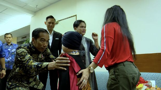 Presiden Jokowi bertemu putri Denada, Shakira Aurum di RS National University Singapore.