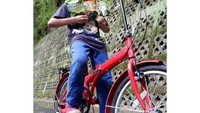 Anak ke-8 Gen Halilintar terlihat sedang memegang tiga bungkus camilan enak. Nyam! Foto: Instagram @fatehhalilintar