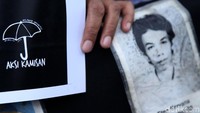 Sejumlah foto dan poster para aktivis HAM yang tewas dan hilang tak diketahui keberadaannya pun dibawa oleh para peserta aksi Kamisan.