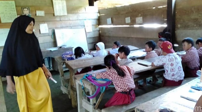 Tak Punya Gedung Sekolah, Murid di Sulbar Belajar di Kolong Rumah Tak Punya Gedung Sekolah, Murid di Sulbar Belajar di Kolong Rumah