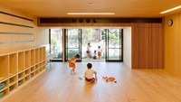Ruang kelasnya pun didesain serba kayu dan tak berisi banyak barang. Hal itu dilakukan agar anak-anak dapat bebas bermain dan beraktivitas di dalam kelas. Istimewa/Dok. Boredpanda.