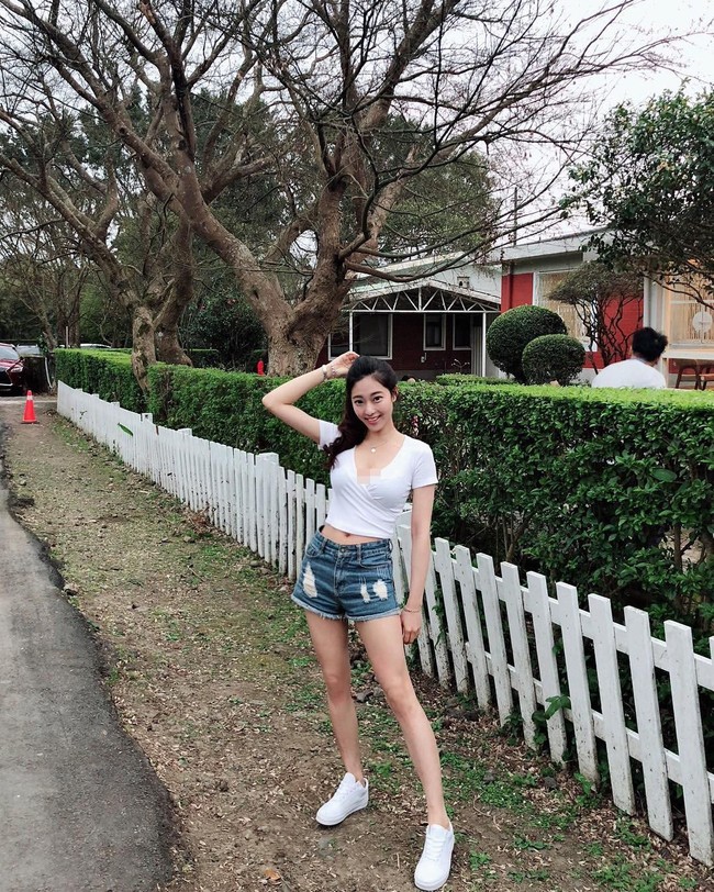 Banyak netizen yang bercandan dan mengungkapkan bahwa mereka tidak akan pernah absen di kelas Cheng. Sementara itu, beberapa netizen juga bersedia untuk kembali ke sekolah hanya untuk mengambil mata kuliahnya. Foto: Instagram @jhiawen.cheng