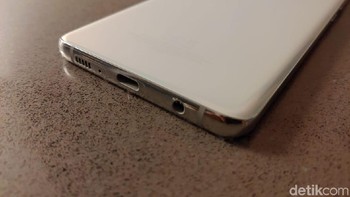 Untuk konektivitasnya dibekali slot microSD (hingga 512GB), audio jack 3.5mm, USB Type-C, dual SIM, mendukung Wi-Fi 6. Foto: Muhamad Imron Rosyadi/detikINET