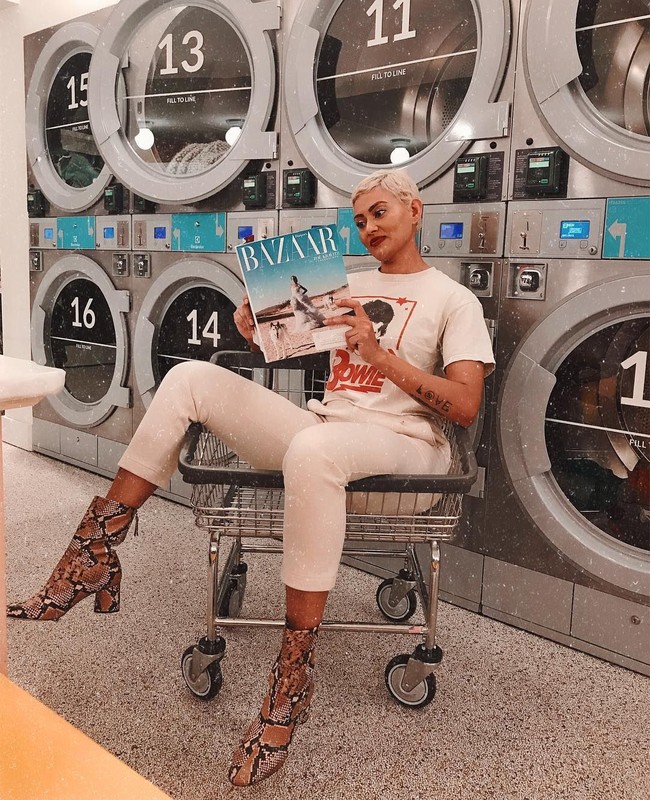 Keranjang bisa digunakan sebagai properti foto. Begitu juga dengan majalah agar penampilan semakin fashion forward. Foto: Instagram @rrosegoldalexis