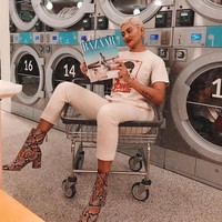 Keranjang bisa digunakan sebagai properti foto. Begitu juga dengan majalah agar penampilan semakin fashion forward. Foto: Instagram @rrosegoldalexis