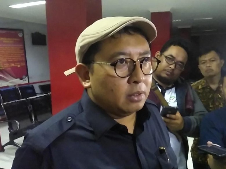 Fadli Zon Sebut Dhani Korban Operasi Politik Fadli Zon Sebut Dhani Korban Operasi Politik