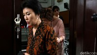 Tampak istri dan keluarga Richard Muljadi hadir di PN Jakarta Selatan untuk mendengarkan sidang vonis kasus kokain Richard.