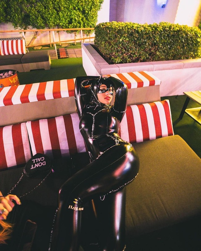 Halloween tahun lalu, Jordyn menjelma sebagai catwoman dengan kostum kulit yang seksi. (Foto: Instagram/@jordynwoods)