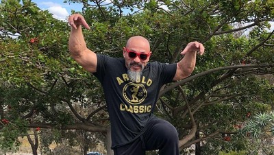 Foto: Ketika Master Roshi Jalan-jalan