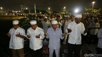 Para peserta khusyuk berdoa.