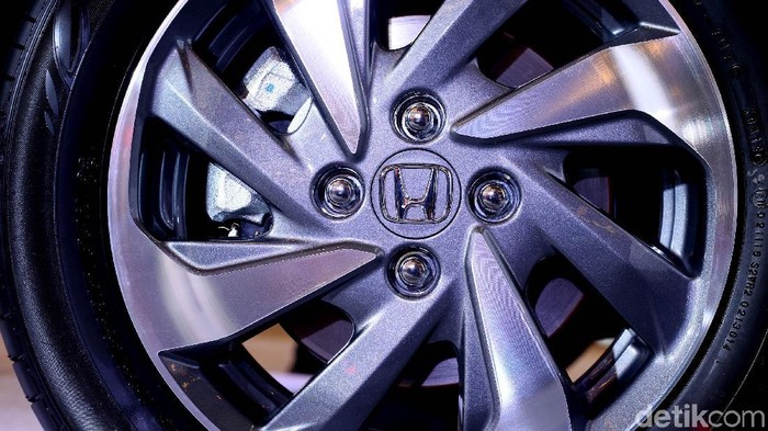 Enggan tertinggal oleh rivalnya, Honda Prospect Motor (HPM) ikut permak Honda Mobilio. Beberapa sektor mendapat penyempurnaan sehingga lebih modern.