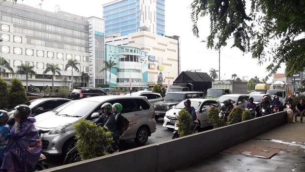 Volume kendaraan banyak memperparah kemacetan.
