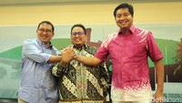 Wakil Ketua DPR yang juga anggota Dewan Pengarah Badan Pemenangan Nasional (BPN) Prabowo-Sandiaga, Fadli Zon melakukan salam komado dengan anggota DPR dari Fraksi PDIP yang juga influencer TKN Jokowi-Maruf Amin, Maruarar Sirait dan komisioner Bawaslu Rahmat Bagja di sela-sela diskusi bertema Batasan Norma Dalam Debat Capres yang berlangsung di Gedung Nusantara III, Kompleks Parlemen, Senaya, Jakarta, Kamis, (21/2/2019).