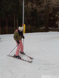 Yang Wajib Dilakukan di Negeri Sakura, Main Ski