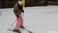 Untuk bisa bermain ski, ada dua dasar posisi yang harus dipahami dengan baik. Ada posisi seluncur dan rem, ini wajib dikuasi untuk bisa bermain ski bagi pemula. (Bonauli/detikTravel)