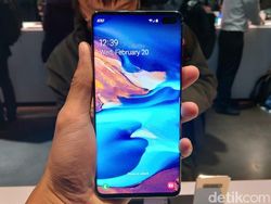 Menggenggam Samsung Galaxy S10 dan Galaxy S10+ yang Menawan