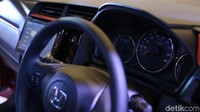 Sedangkan bagian interiornya, Mobilio mengganti headunit dengan 6.2 inchi yang didukung Hands Free Telephone, Bluetooth Connection, Rear Camera serta pemutar CD & DVD. 