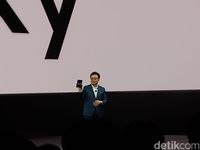 CEO divisi mobile Samsung, DJ Koh, saat memperkenalkan Galaxy Fold