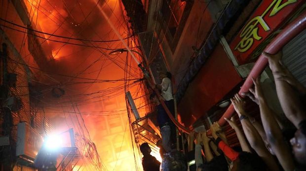 Petugas masih melakukan pemadaman