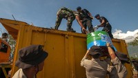Aksi Peduli Sampah Nasional itu diikuti oleh ribuan orang yang berasal dari berbagai elemen masyarakat termasuk anggota TNI dan Polri, lembaga swadaya masyarakat serta masyarakat umum. Antara Foto/Basri Marzuki.