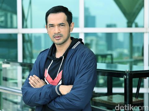 Oka Antara Ingin Dua Dunia Demi Keluar dari Perangkap 'The Raid'