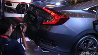 Adapun ketujuh ubahan Honda Civic ini adalah front lower bumper yang lebih aerodinamis, rear chrome lower garnish, dan LED fog light yang dilengkapi chrome garnish.