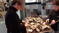 Puas jalan-jalan di area kuil, kamu juga bisa menikmati ragam kuliner khas dari Pulau Miyajima. Yang paling populer adalah tiram. (Bonauli/detikTravel)