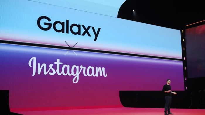 Bos Instagram Adam Mosseri di atas panggung peluncuran Galaxy S10. (Foto: Justin Sullivan/Getty Images) Bos Instagram Adam Mosseri di atas panggung peluncuran Galaxy S10. (Foto: Justin Sullivan/Getty Images)